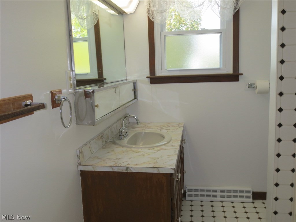 3006 Selkirk Bush Road Warren, OH 44481 - Photo 8 of 21 Full bath on first level