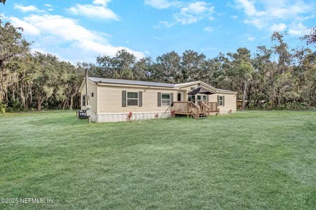a view of a house with a backyard