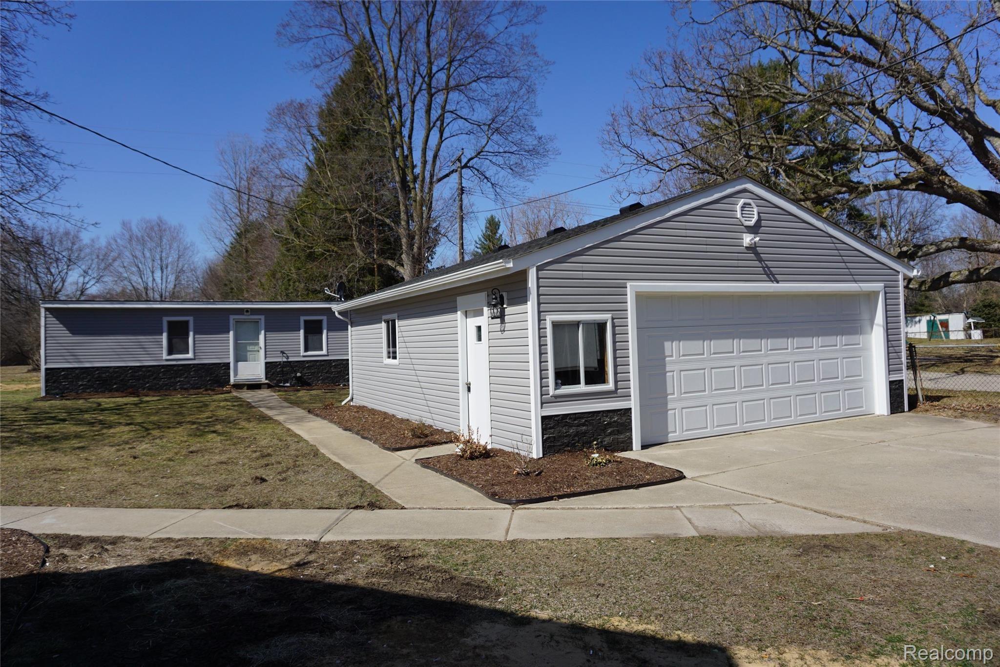 21312 Middlebelt Road New Boston, MI 48164 - Photo 3 of 24 21312 Middlebelt Garage and guest house