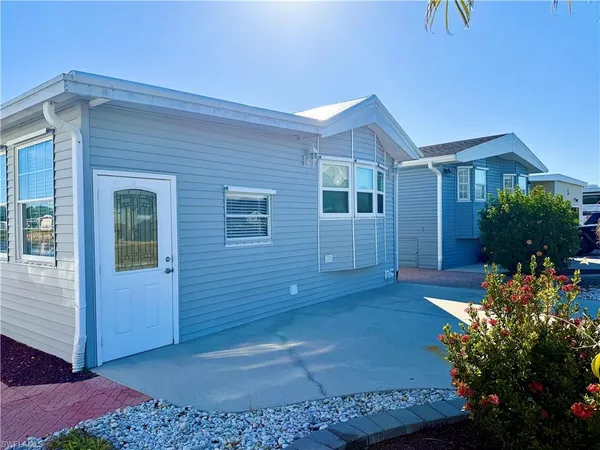 a view of entryway of house