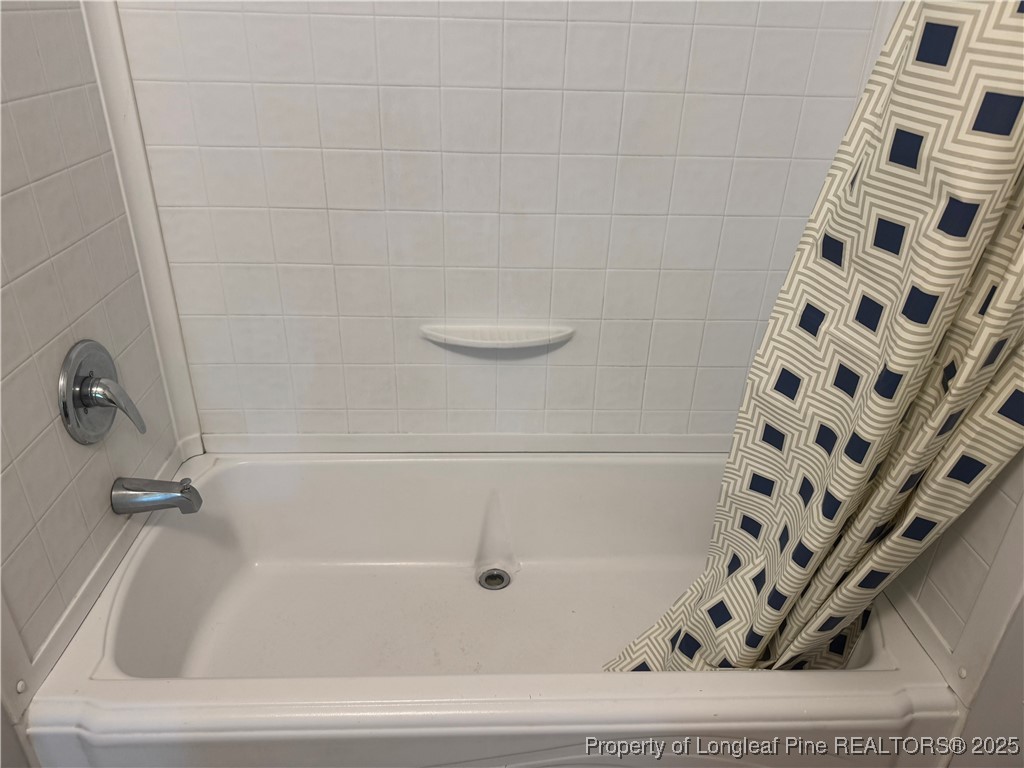 2273 Bee Gee Road Lumberton, NC 28358 - Photo 27 of 35 a bathroom with bathtub