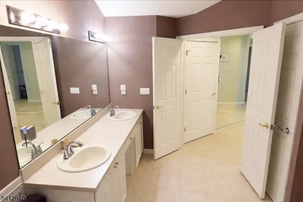 $725,000 | 317 Kensington Lane, Livingston, NJ 07039