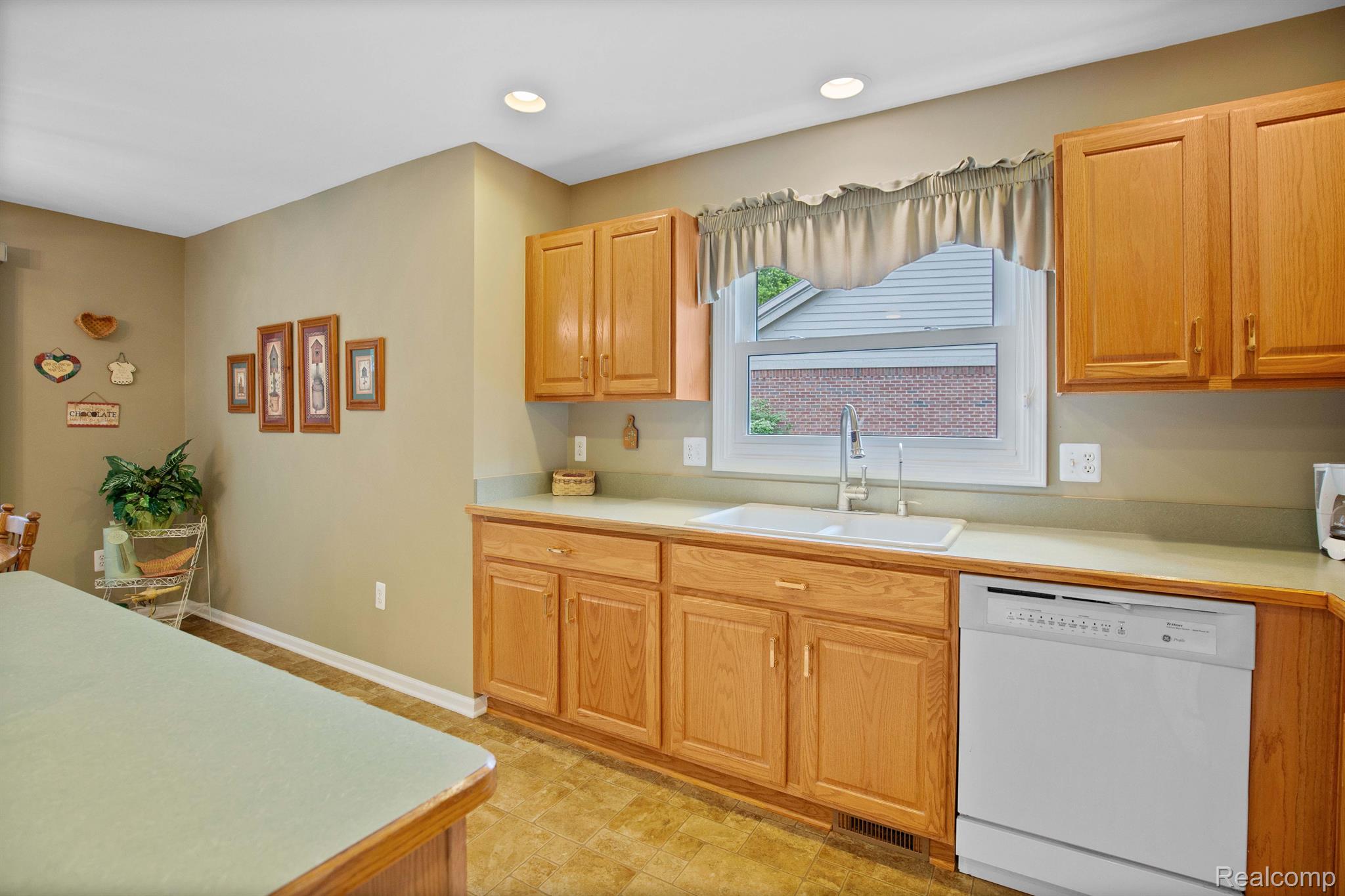 2017 Roundtree Rochester, MI 48307 - Photo 11 of 36 Gallery Image 11