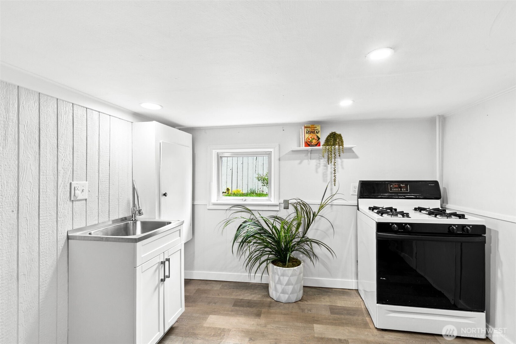 705 North 104th Street Seattle, WA 98133 - Photo 15 of 25