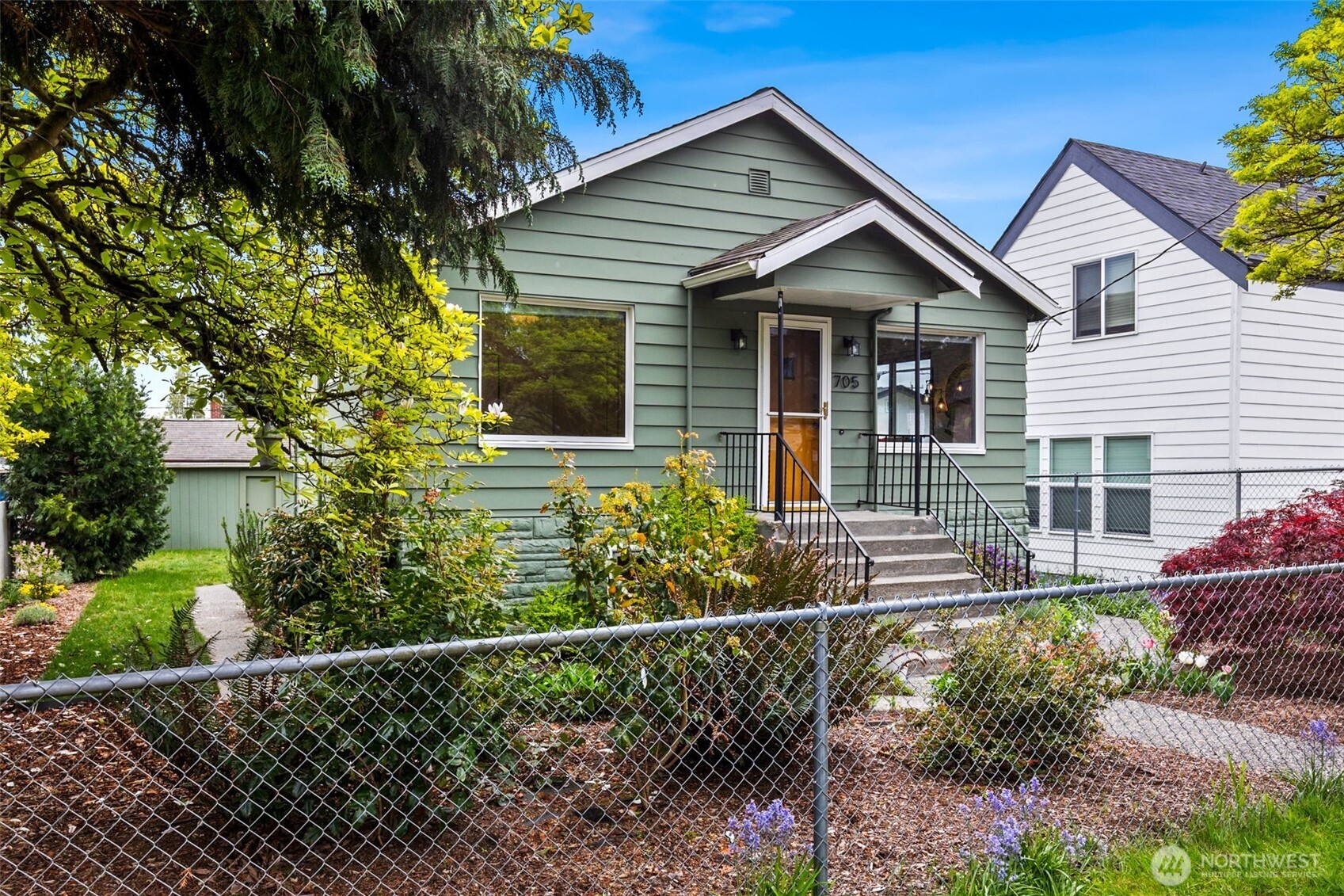 705 North 104th Street Seattle, WA 98133 - Photo 2 of 25