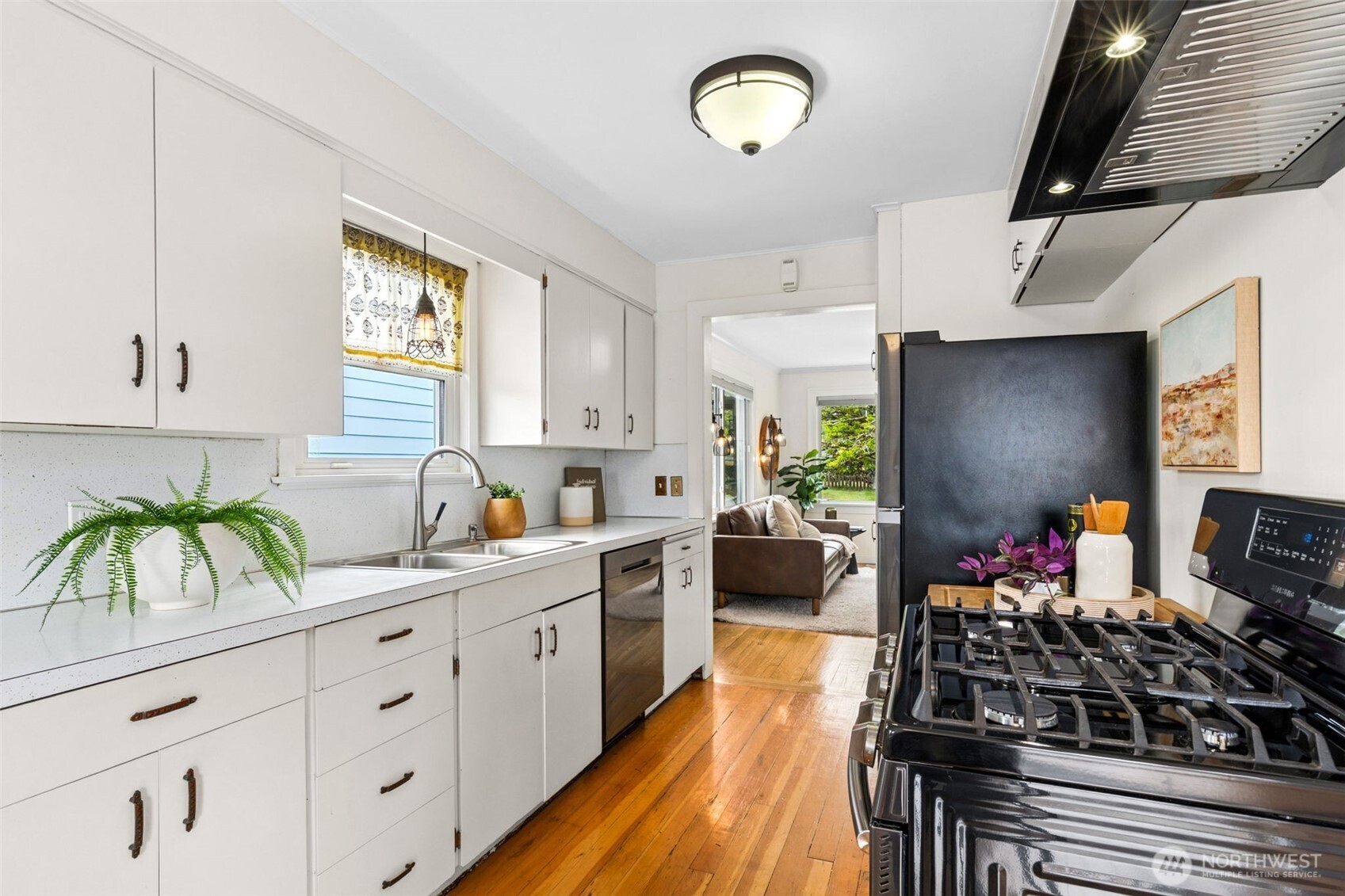 705 North 104th Street Seattle, WA 98133 - Photo 8 of 25