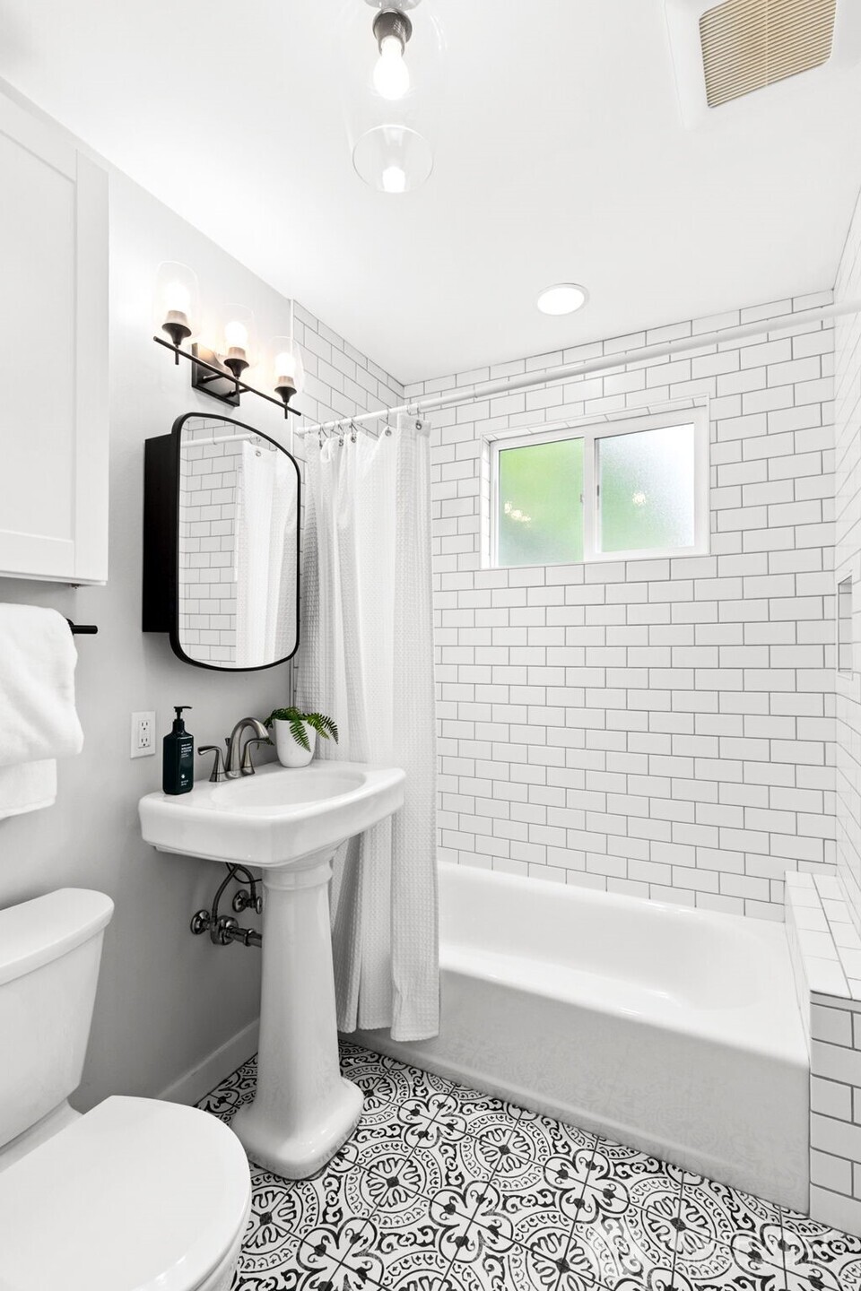 705 North 104th Street Seattle, WA 98133 - Photo 10 of 25