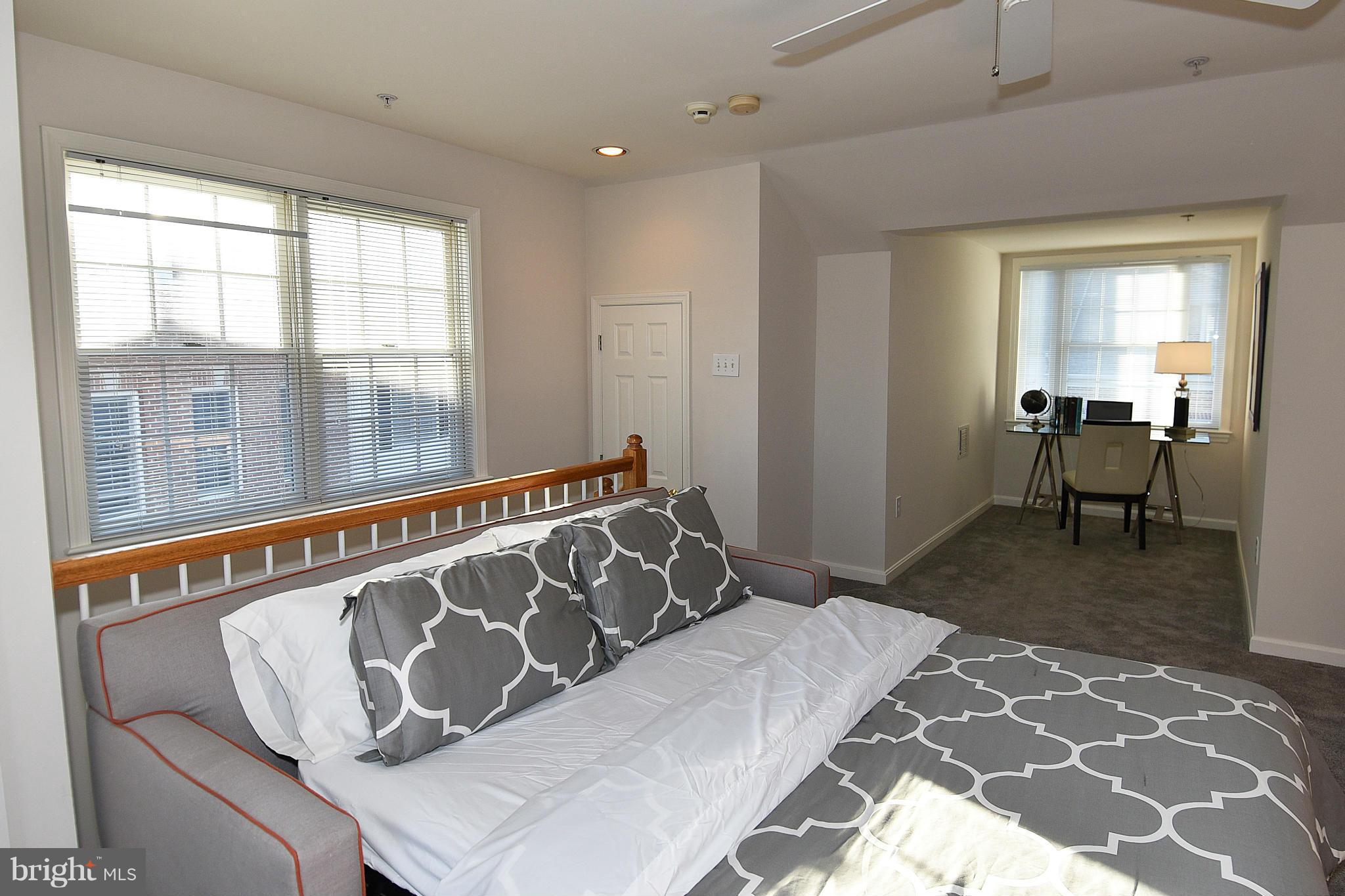 4098 21st Road North Arlington, VA 22207 - Photo 19 of 30 Bedroom with Work Nook