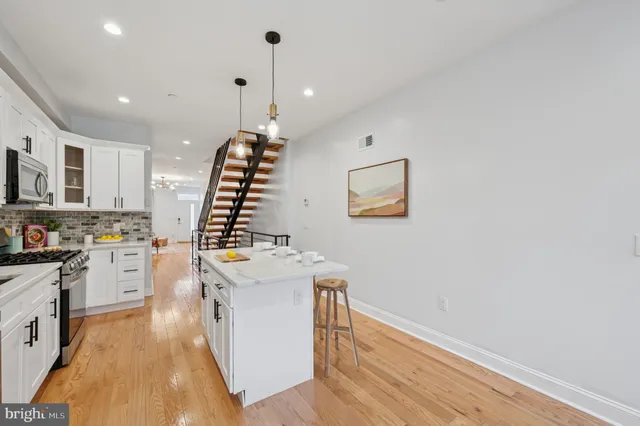 a very nice looking room with a big room