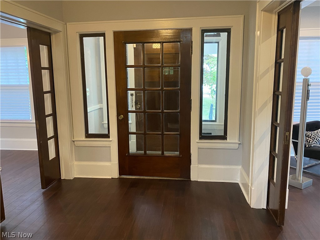 1558 Compton Road Cleveland, OH 44118 - Photo 3 of 34 Foyer