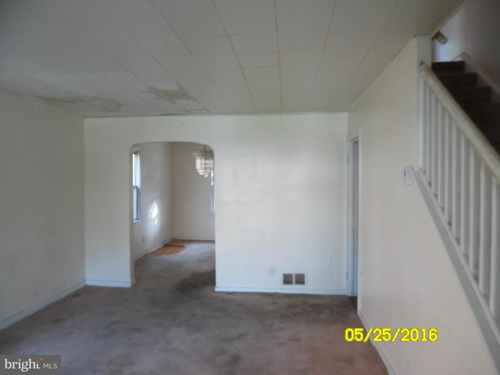 110 Upmanor Road Baltimore, MD 21229 - Photo 3 of 16 Living Room