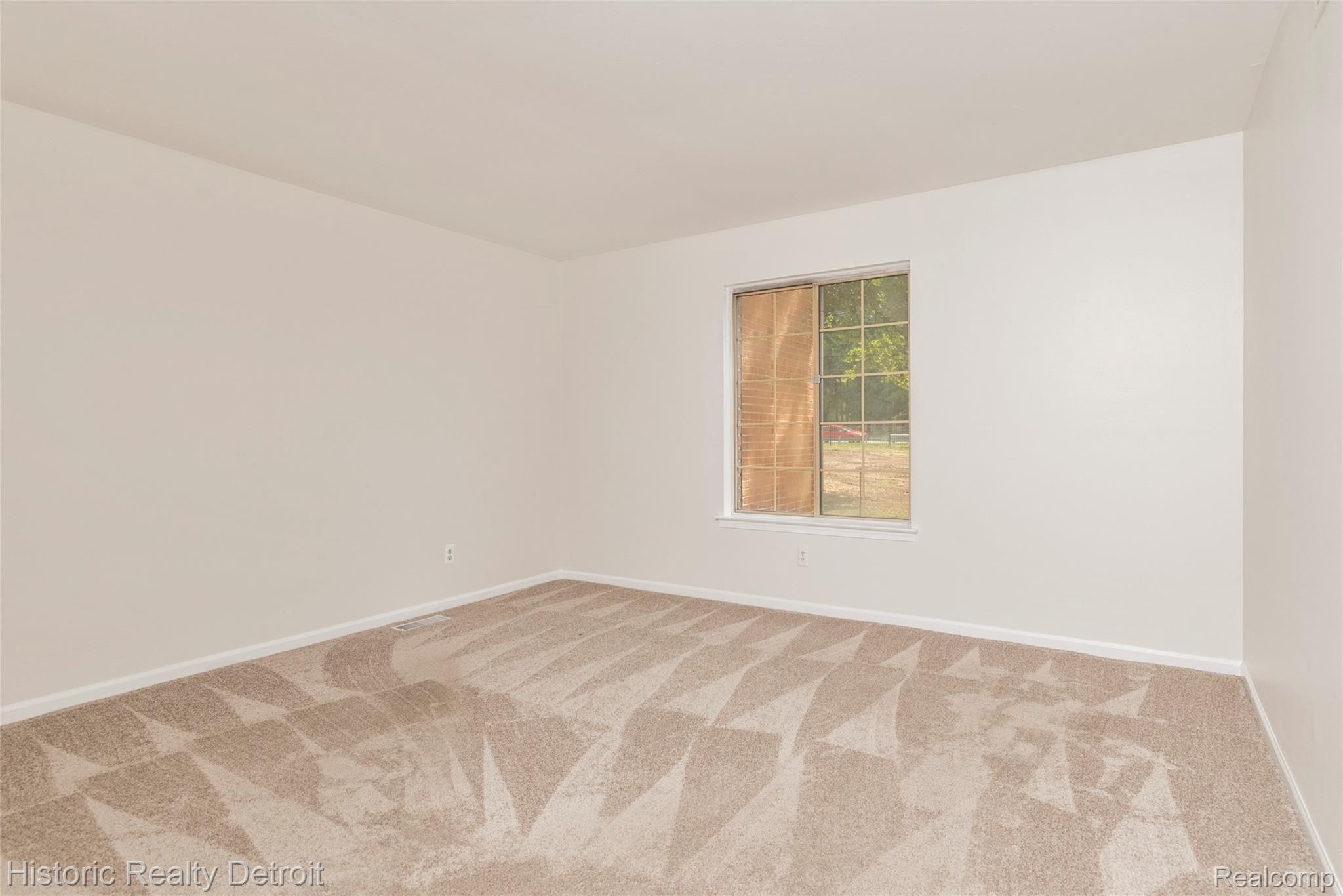 29610 Middlebelt Road, Unit 1301 Farmington, MI 48334 - Photo 11 of 22 018-photo-bedroom-7528092.jpg