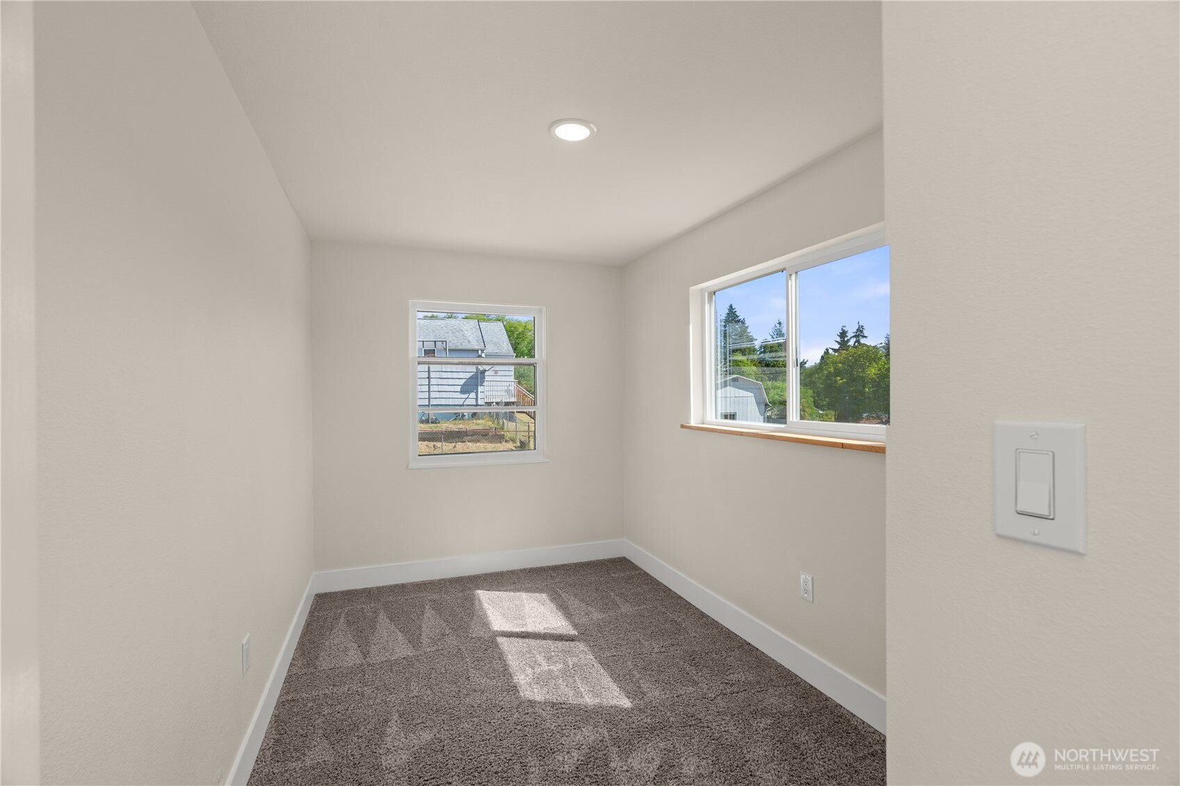 2736 Riverview Drive Aberdeen, WA 98520 - Photo 11 of 40 an empty room with windows