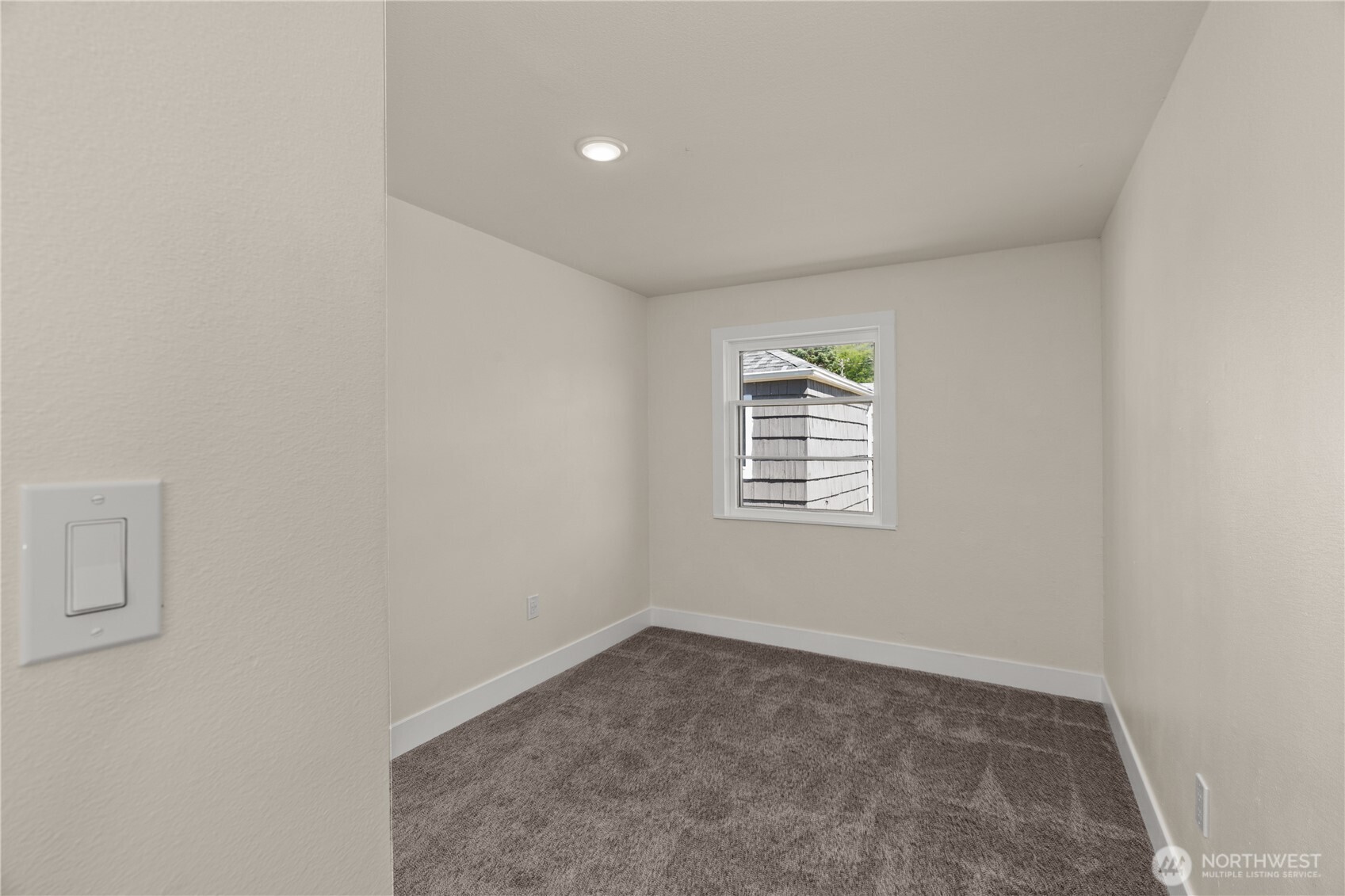 2736 Riverview Drive Aberdeen, WA 98520 - Photo 16 of 40 an empty room with windows