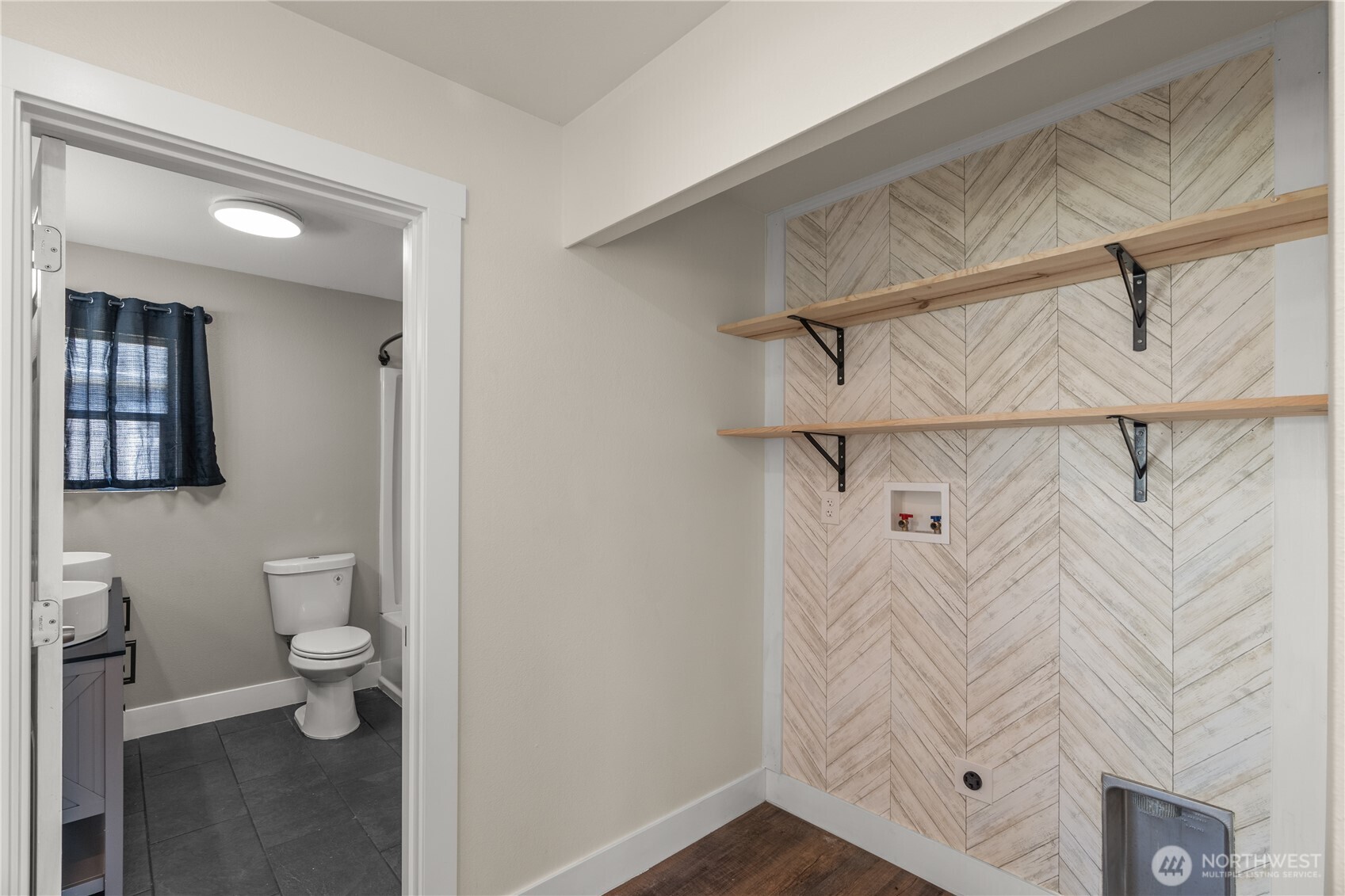 2736 Riverview Drive Aberdeen, WA 98520 - Photo 18 of 40 a bathroom with a toilet and shower