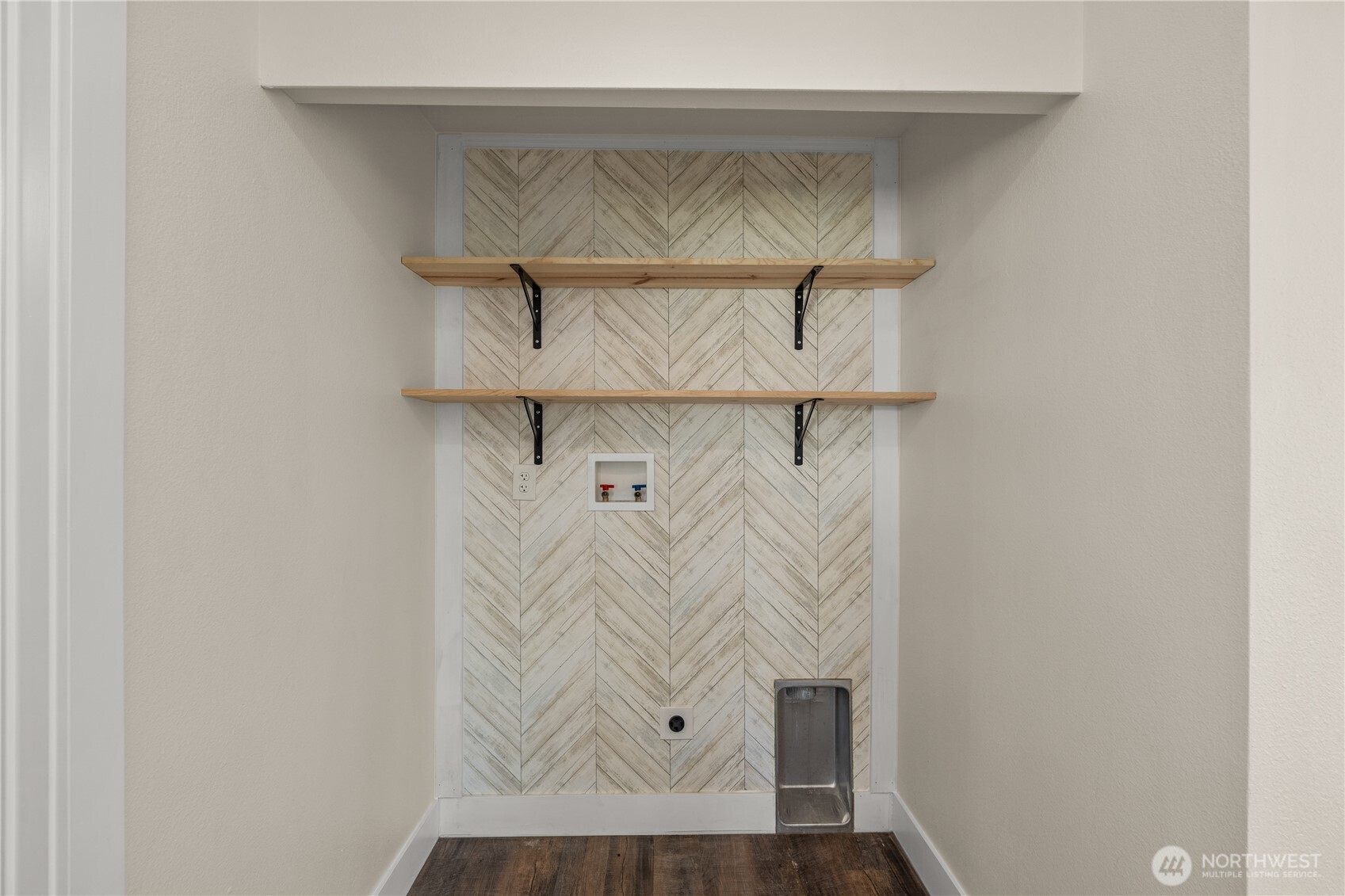 2736 Riverview Drive Aberdeen, WA 98520 - Photo 19 of 40 a view of walk in closet with clothes