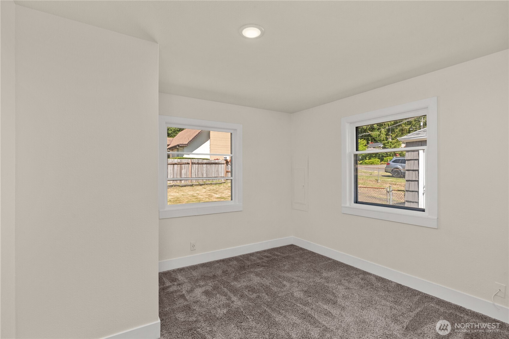 2736 Riverview Drive Aberdeen, WA 98520 - Photo 20 of 40 an empty room with windows