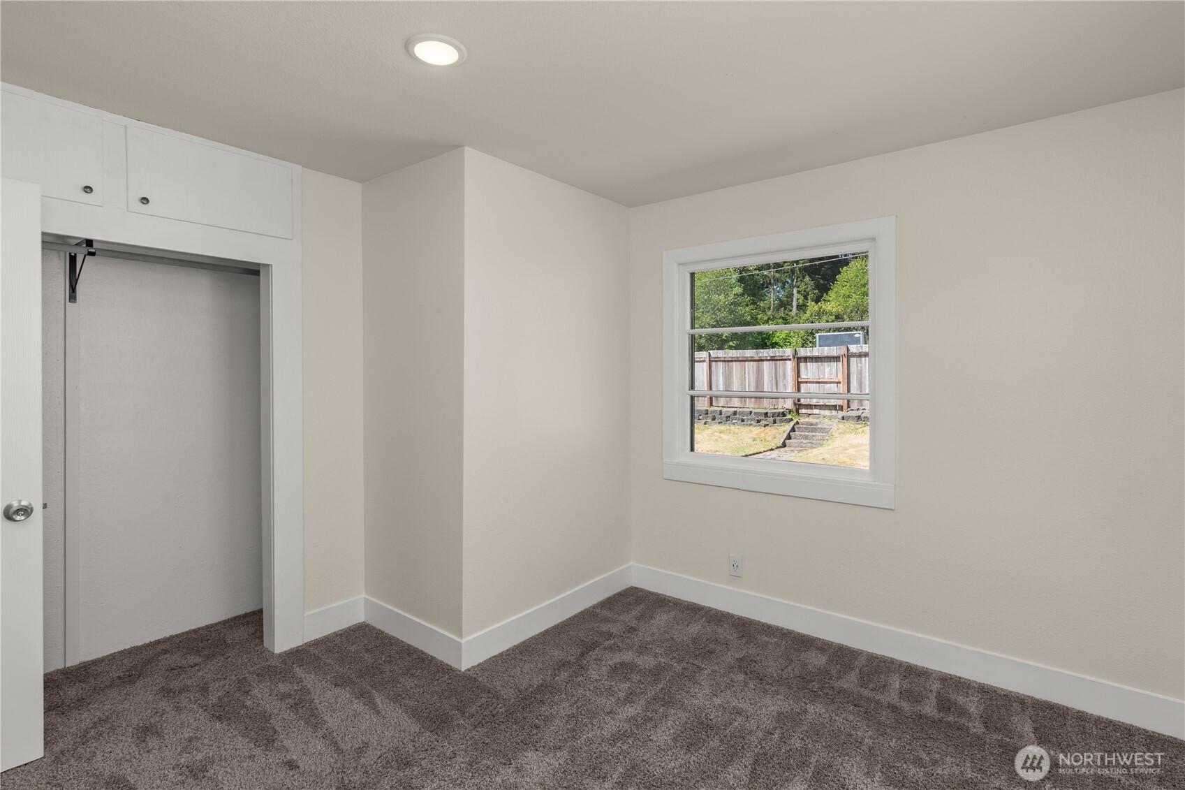 2736 Riverview Drive Aberdeen, WA 98520 - Photo 21 of 40 an empty room with windows