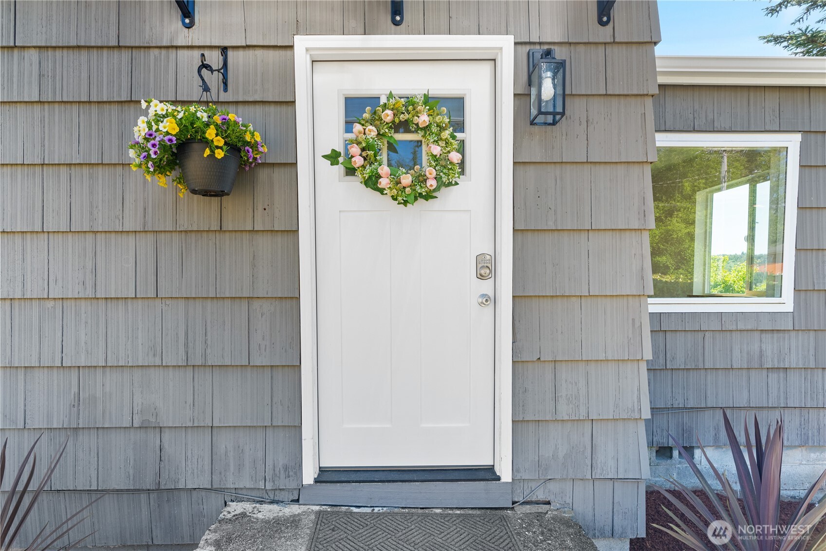 2736 Riverview Drive Aberdeen, WA 98520 - Photo 3 of 40 a view of entryway