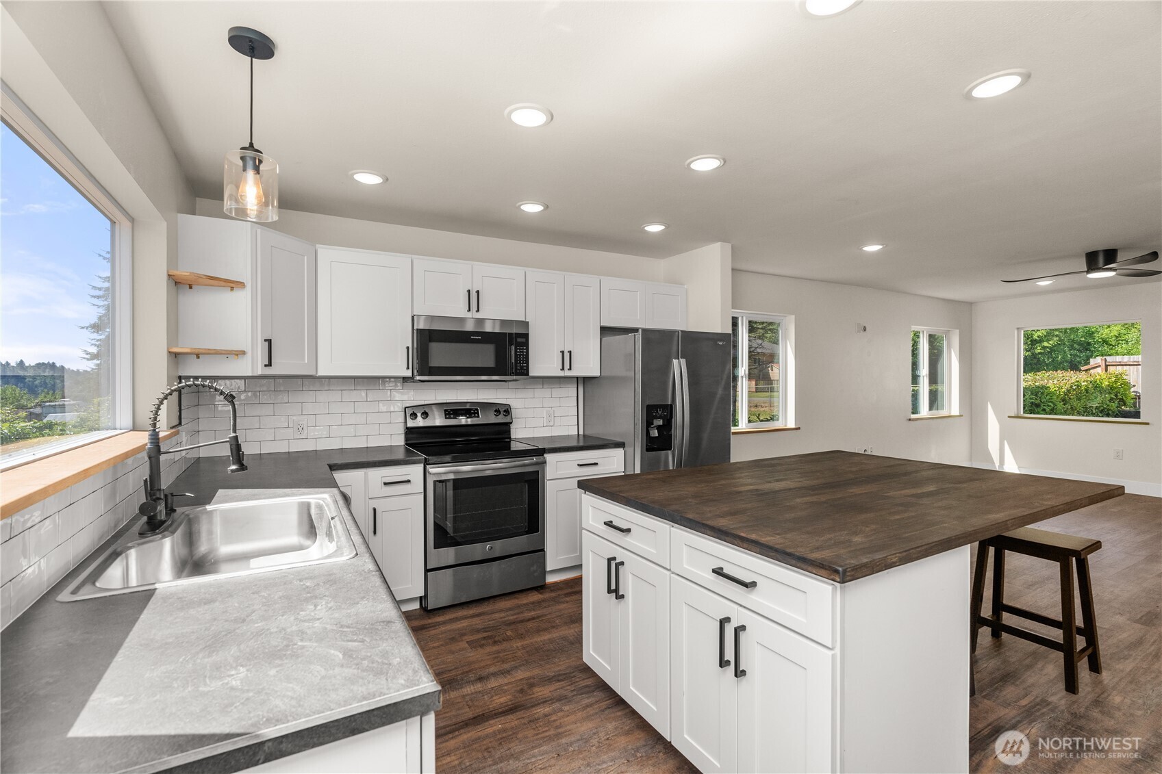 2736 Riverview Drive Aberdeen, WA 98520 - Photo 9 of 40 a kitchen with a stove a sink and a refrigerator