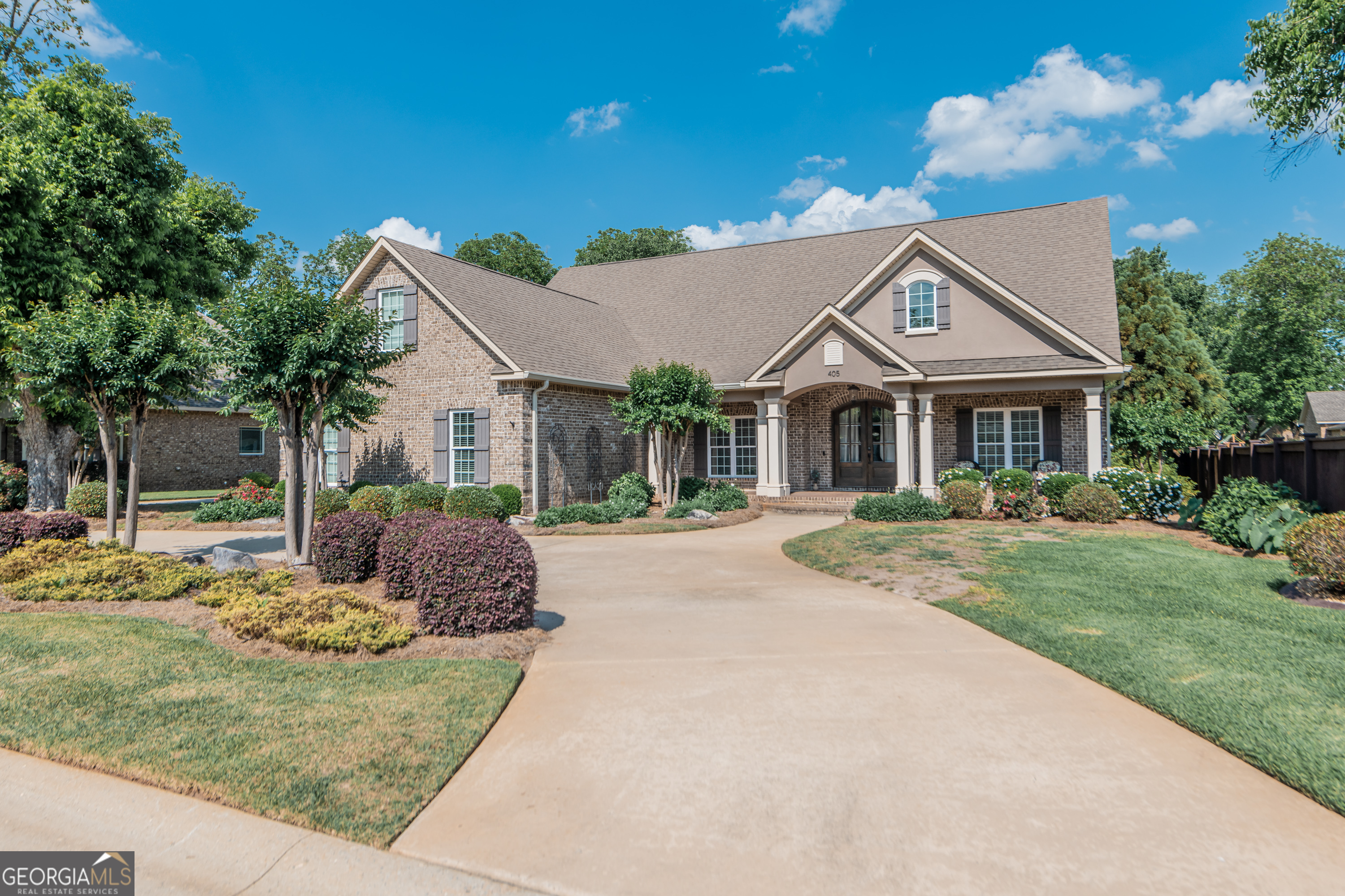 405 Old Bridge Road Warner Robins, GA 31088 - Photo 2 of 55 a front view of a house with a yard