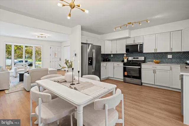 a view of entryway front of a house