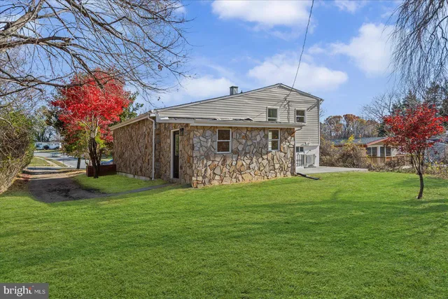 a view of a house with a yard