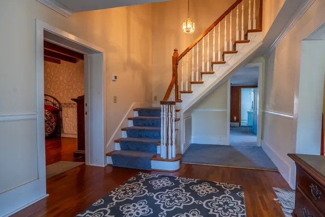 a view of entryway and workspace
