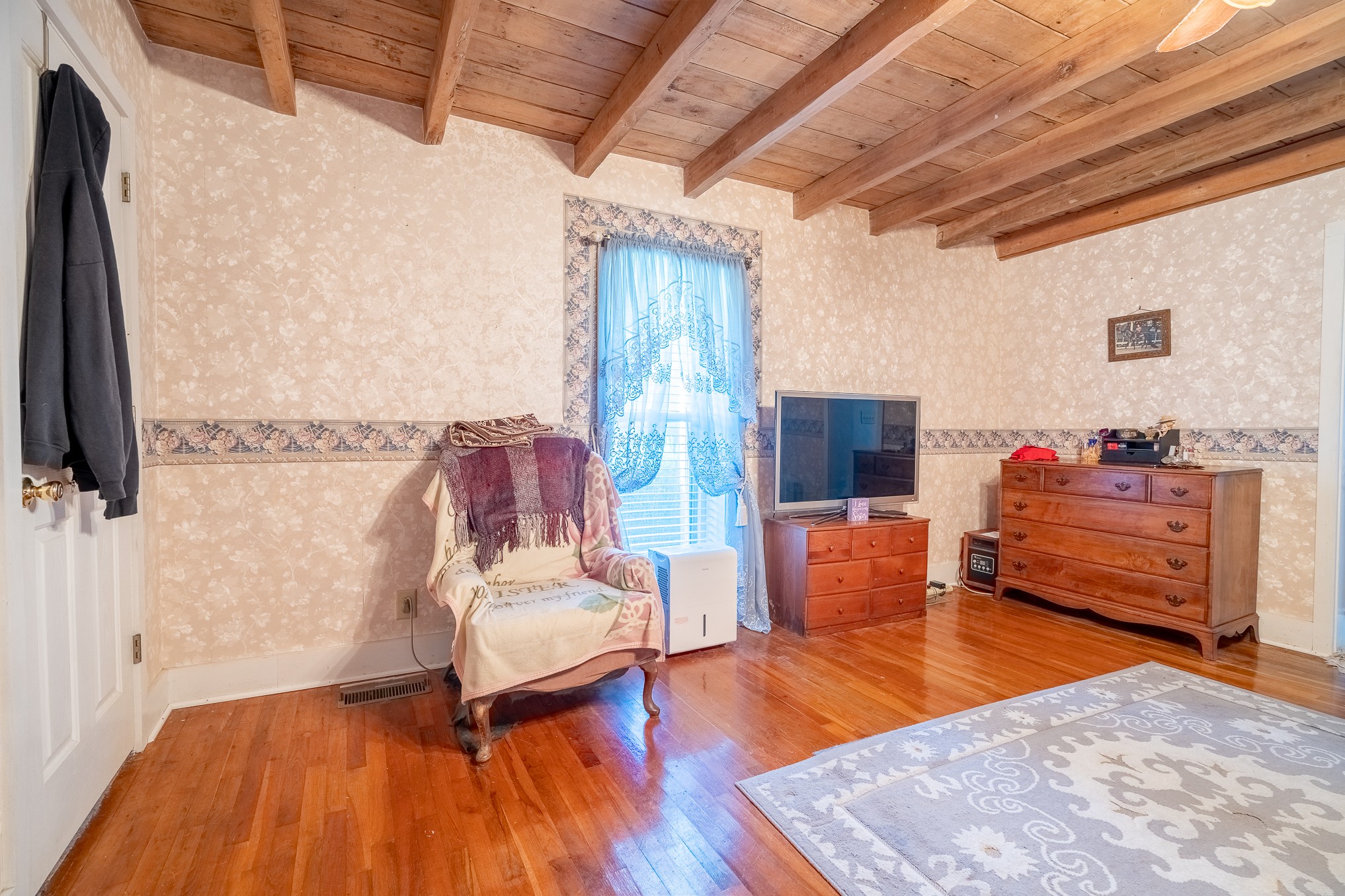 116 Ashland Road Waynesboro, TN 38485 - Photo 27 of 59 a living room with furniture and a flat screen tv