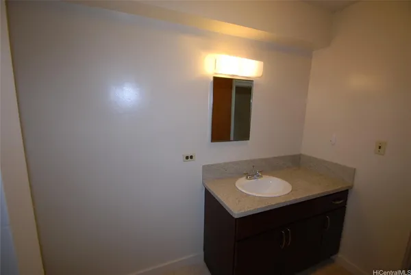 $1,500 | 1550 Wilder Avenue, Unit A211, Honolulu, HI 96822