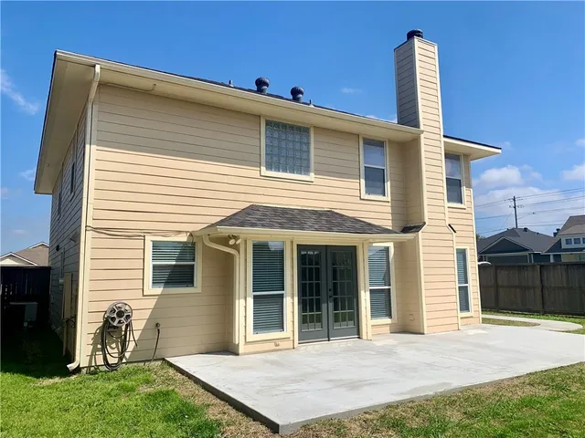 a view of a house with a backyard