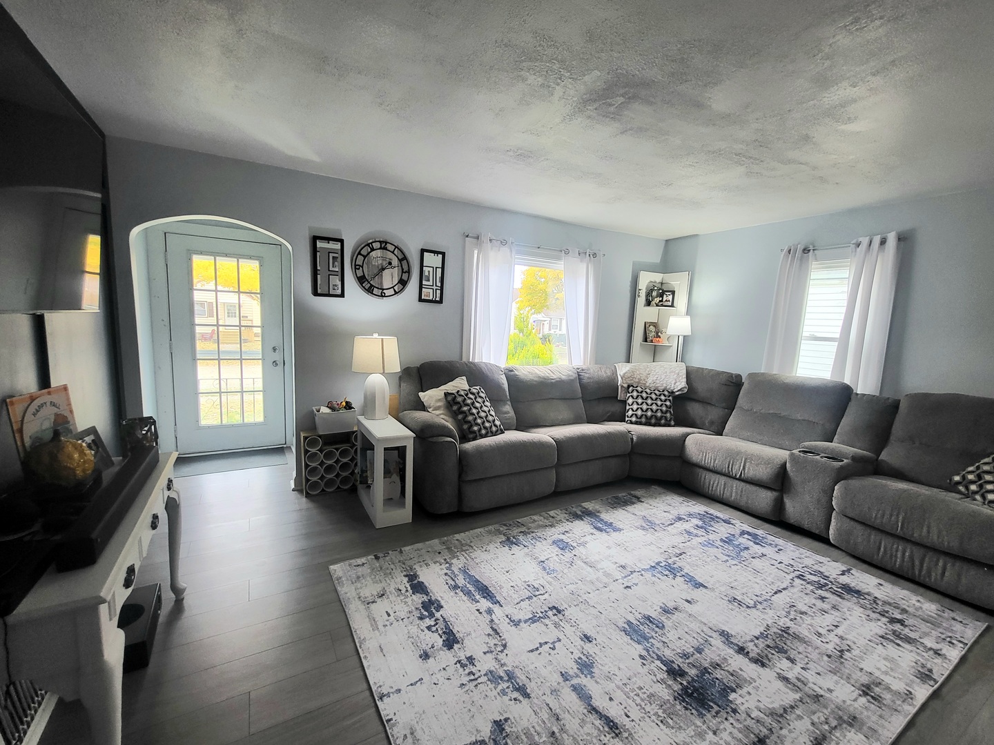 623 South Yates Avenue Kankakee, IL 60901 - Photo 5 of 17 a living room with furniture and a flat screen tv