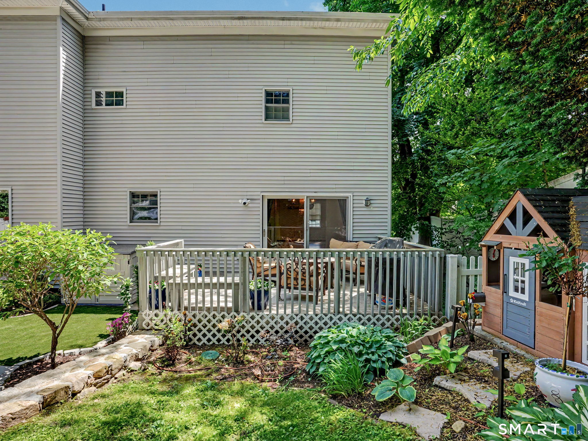 26 Abbott Avenue Ridgefield, CT 06877 - Photo 36 of 40 Raised patio leading into home/dining area