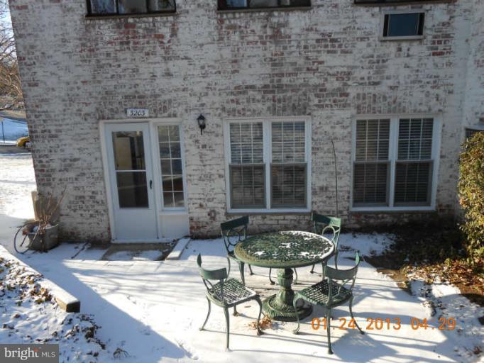 3203 Gunston Road, Unit 11032 Alexandria, VA 22302 - Photo 17 of 20 a view of a chairs and table in the house