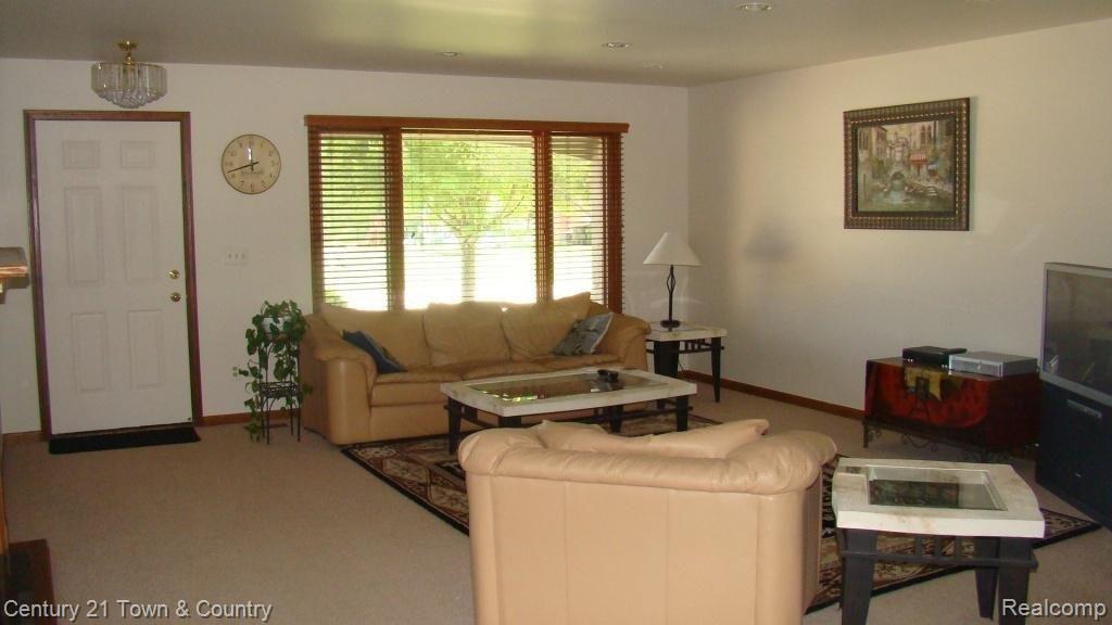 1920 South Shore Drive Rochester, MI 48307 - Photo 14 of 16 Living room2