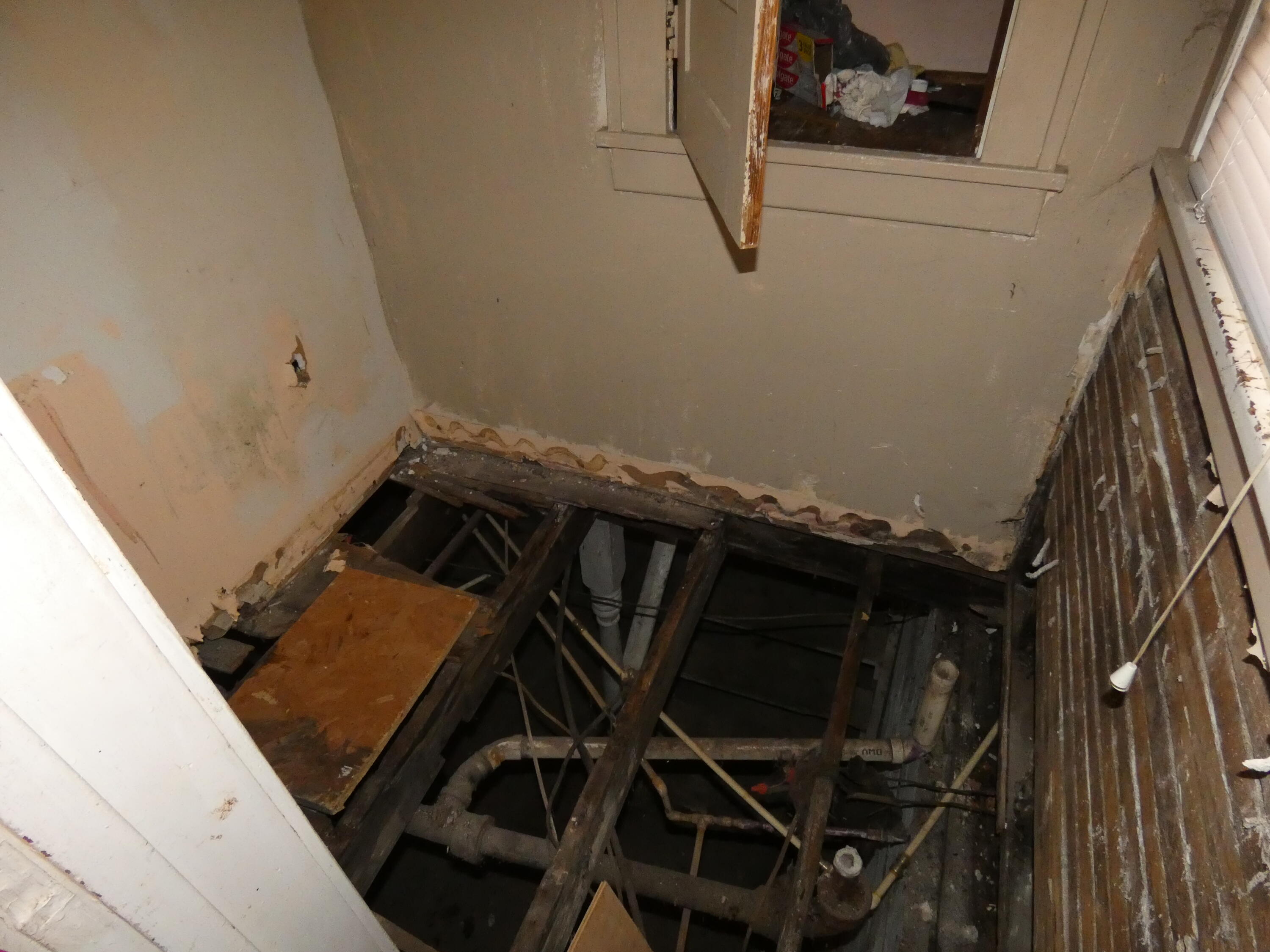 660 Pearl Street Benton Harbor, MI 49022 - Photo 11 of 22 P1040933