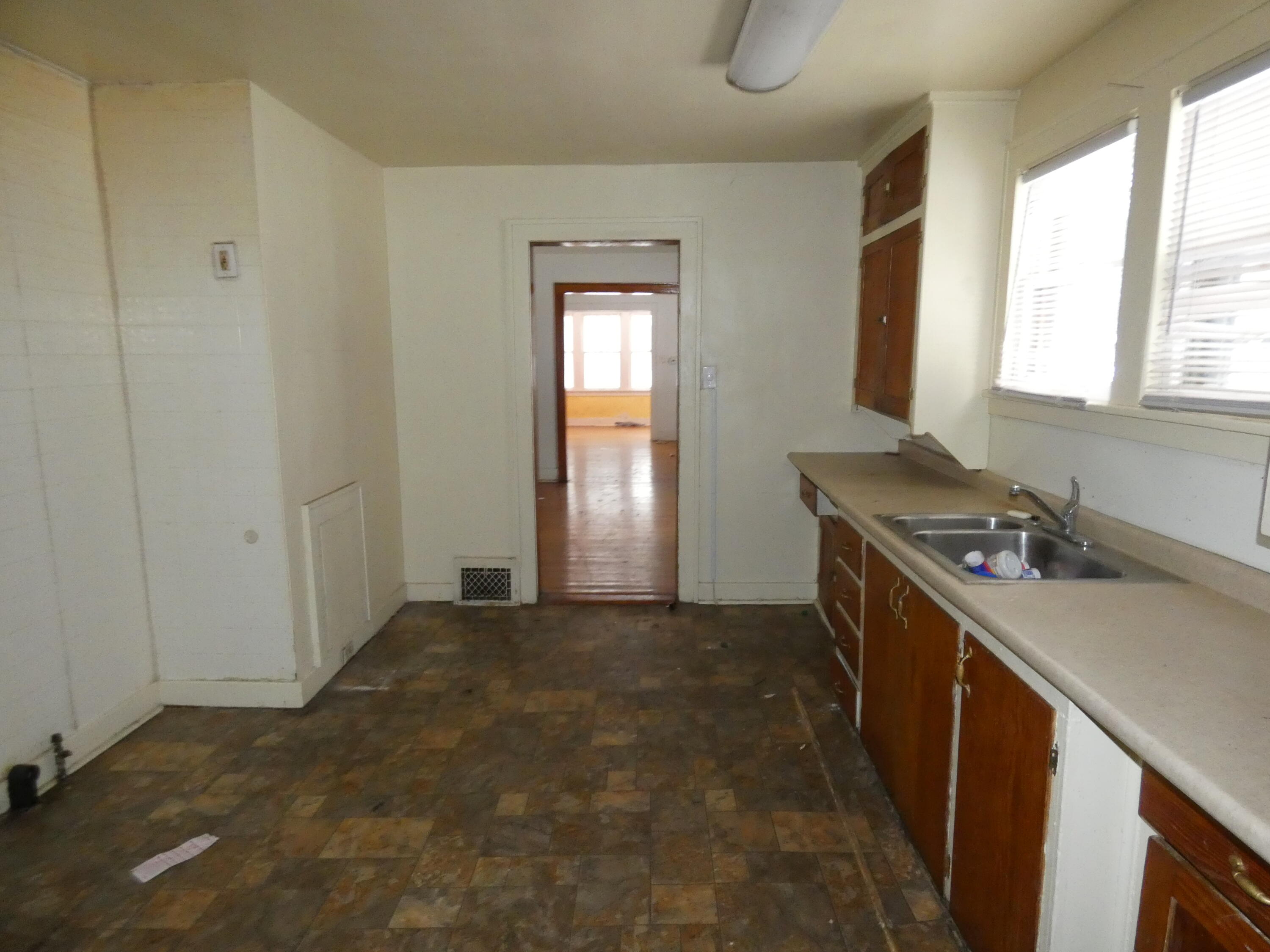 660 Pearl Street Benton Harbor, MI 49022 - Photo 13 of 22 P1040936