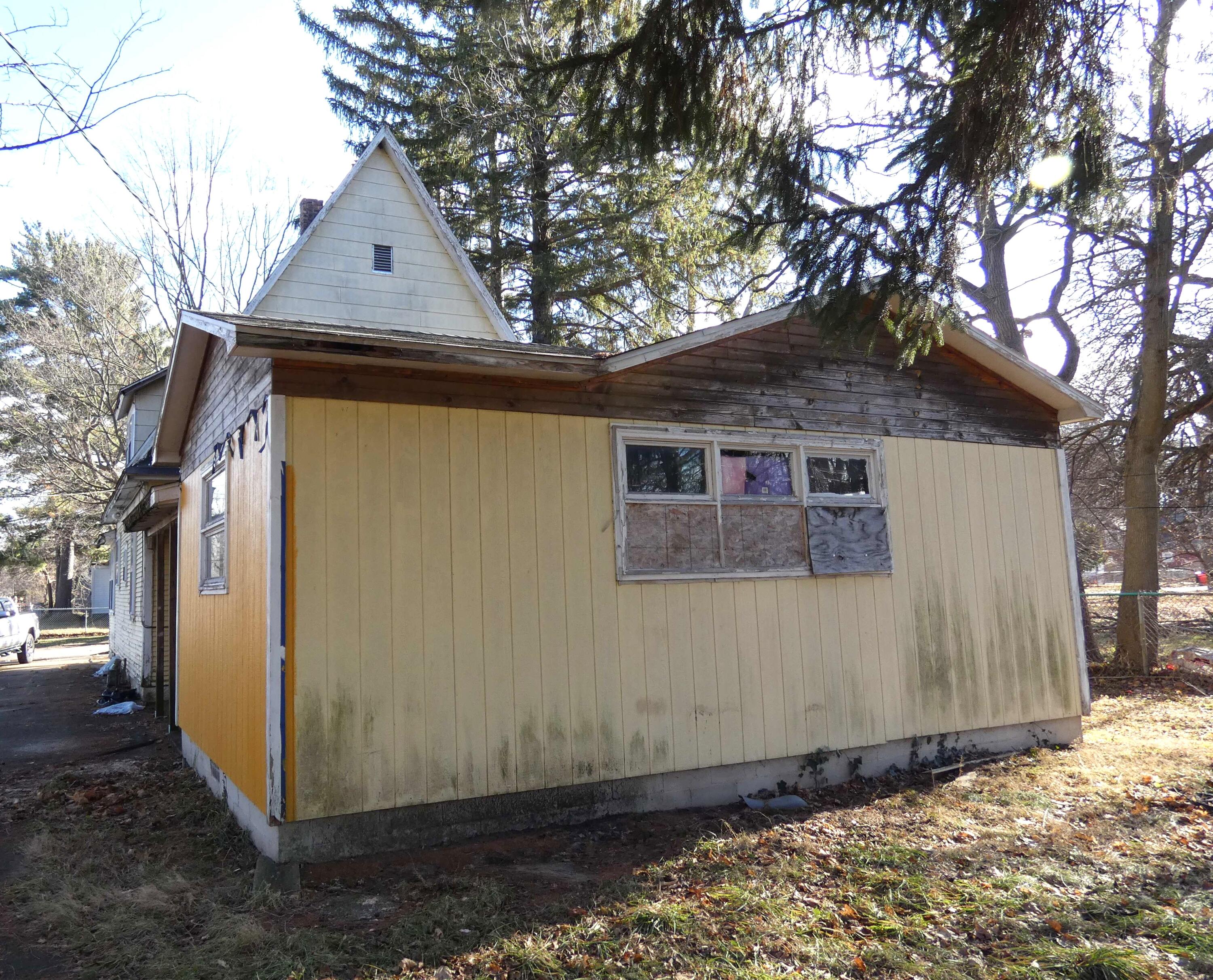 660 Pearl Street Benton Harbor, MI 49022 - Photo 4 of 22 P1040821