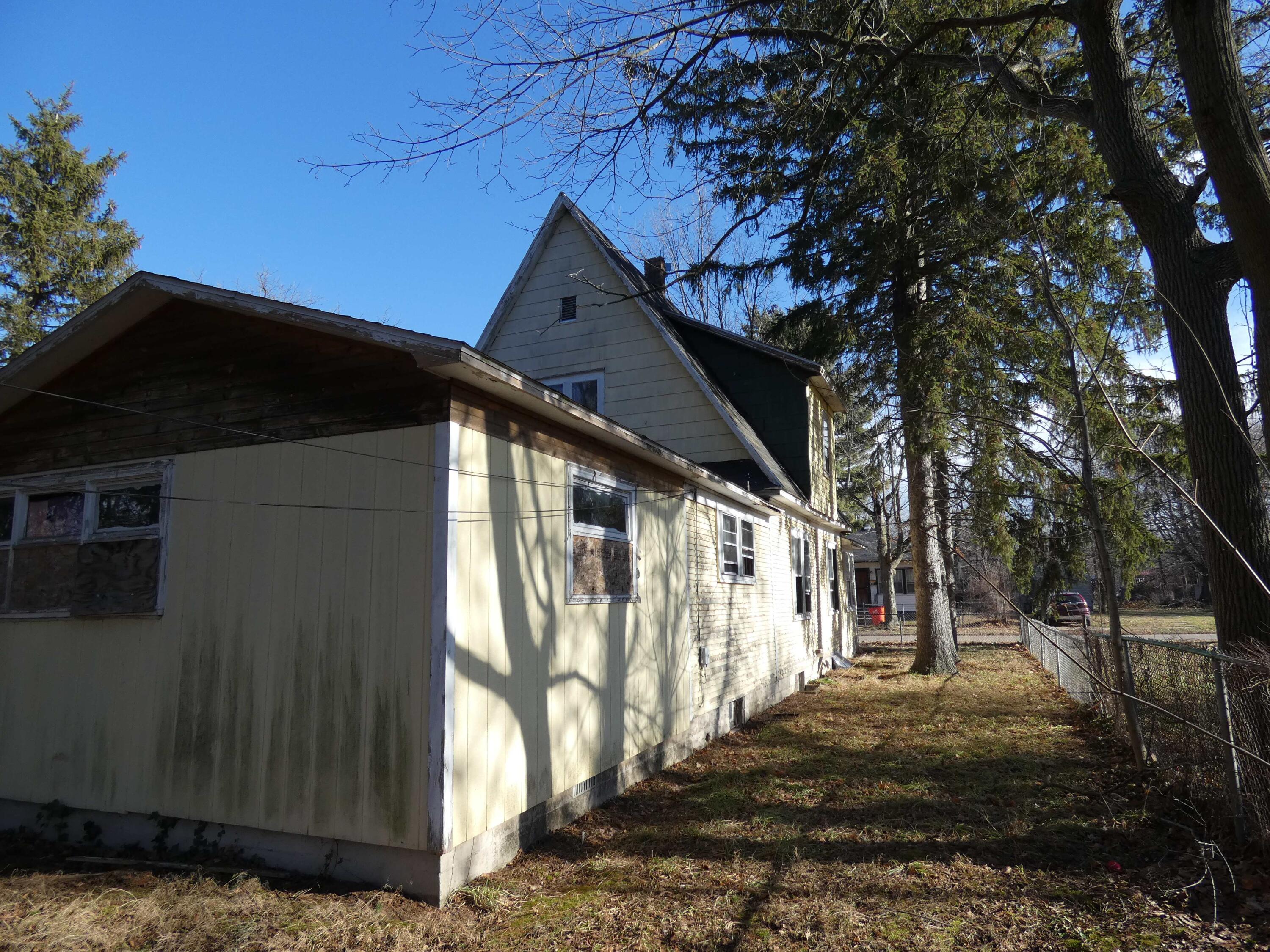 660 Pearl Street Benton Harbor, MI 49022 - Photo 5 of 22 P1040822