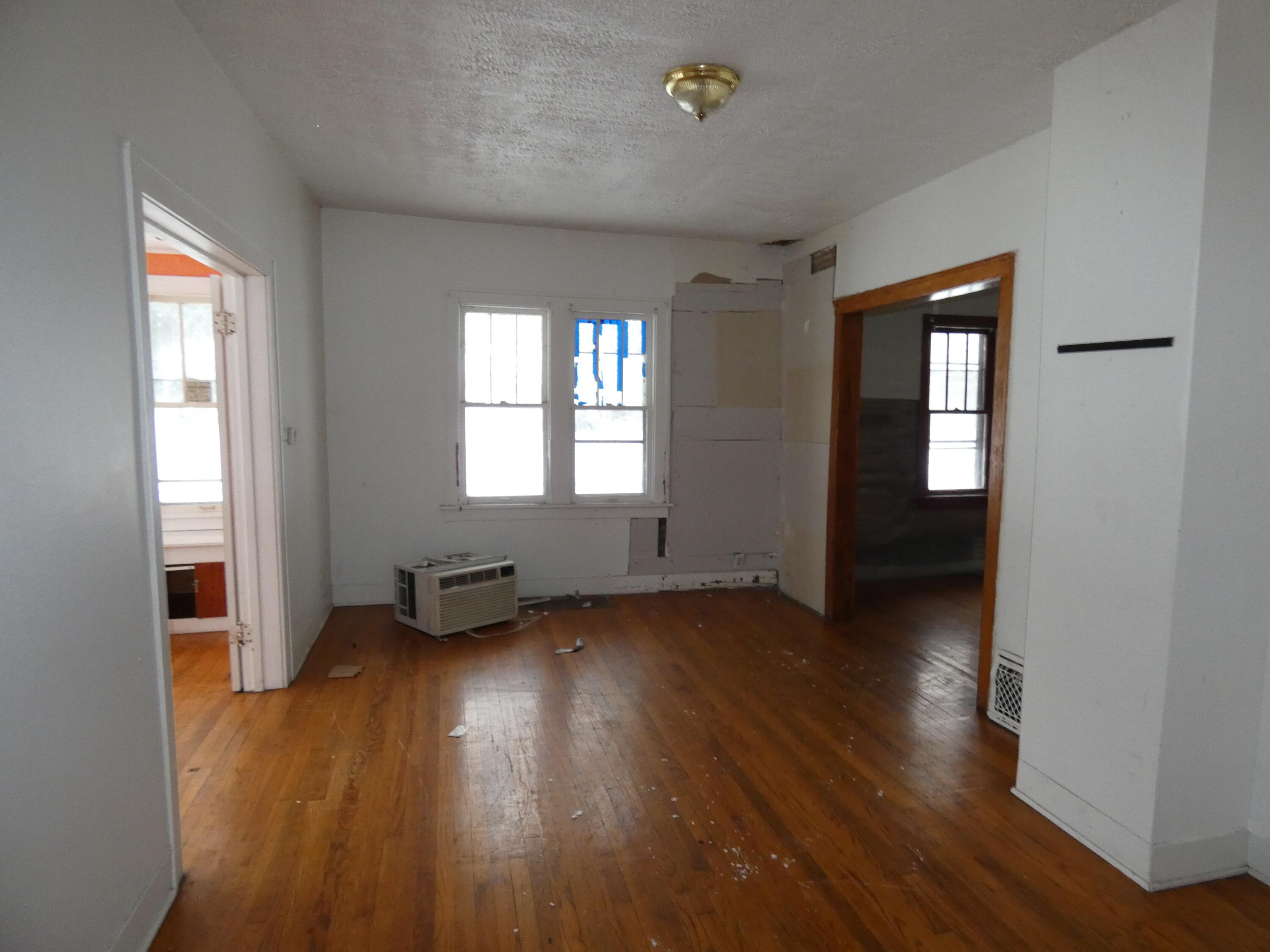 660 Pearl Street Benton Harbor, MI 49022 - Photo 9 of 22 P1040931