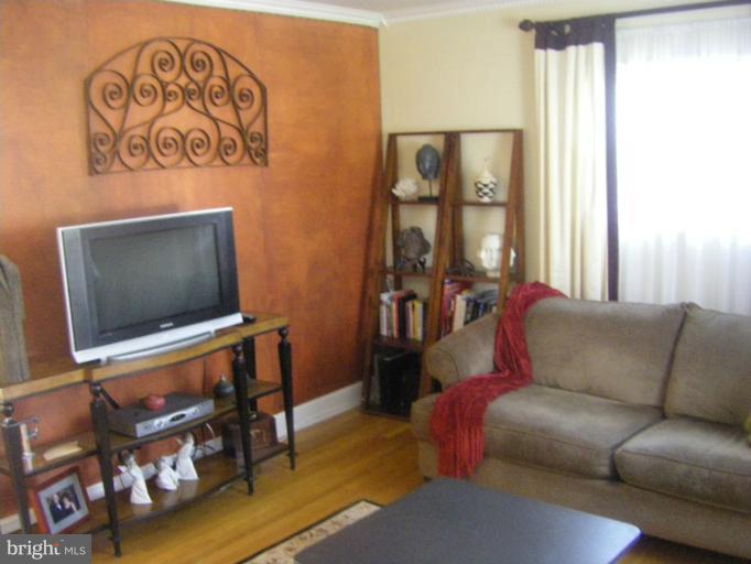 1221 Redcliffe Road Catonsville, MD 21228 - Photo 14 of 28 Living Room