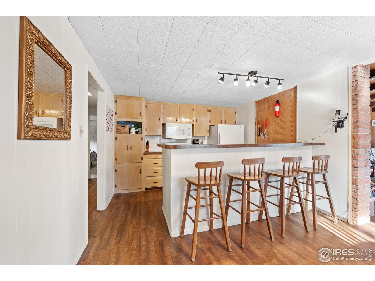 654 Hemlock Drive Lyons, CO 80540 - Photo 9 of 32 a view of a kitchen and dining room