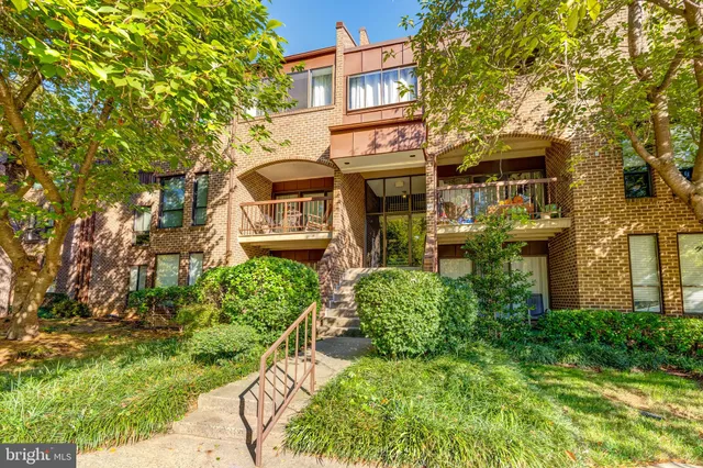 $2,200 | 11260 Chestnut Grove Square, Unit 339, Reston, VA 20190