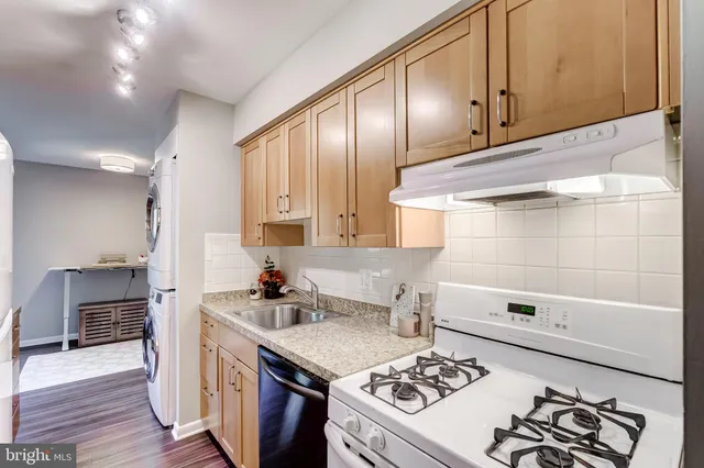 $2,200 | 11260 Chestnut Grove Square, Unit 339, Reston, VA 20190