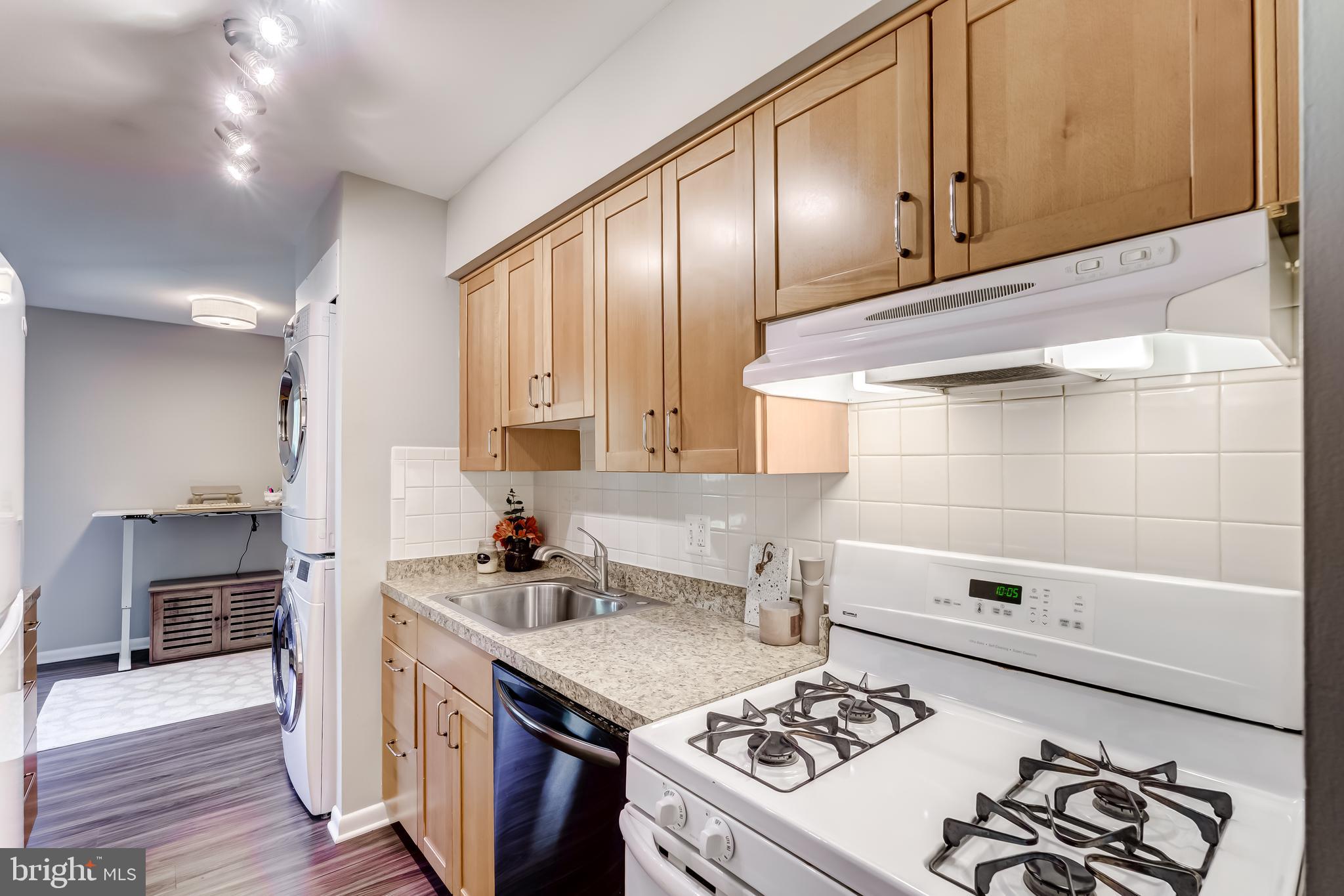 11260 Chestnut Grove Square, Unit 339 Reston, VA 20190 - Photo 7 of 30 Kitchen