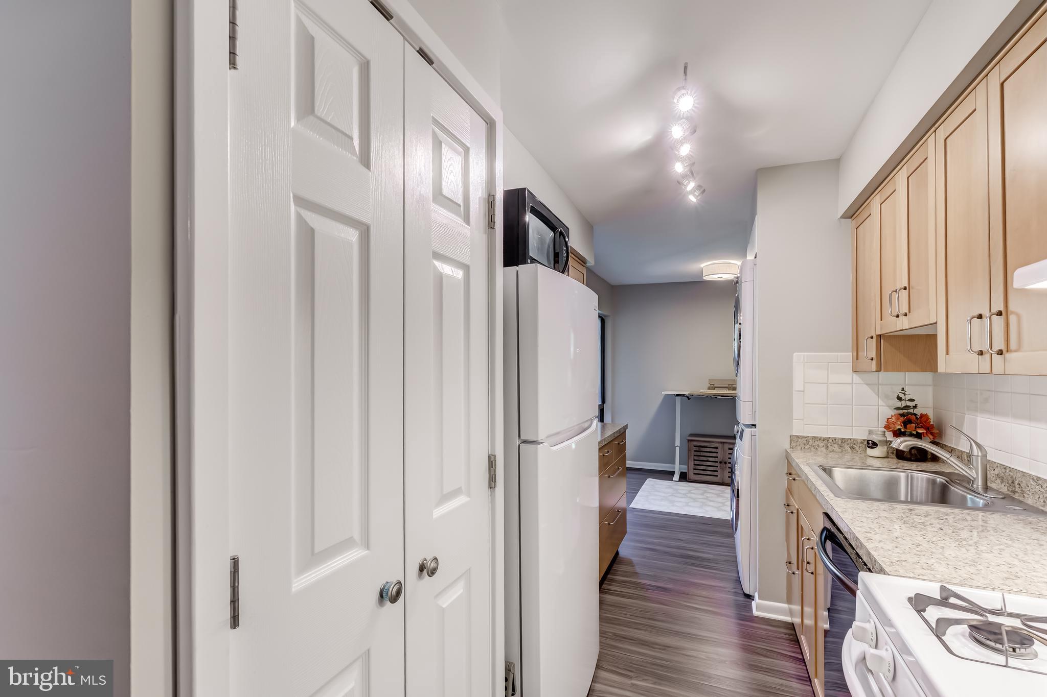 11260 Chestnut Grove Square, Unit 339 Reston, VA 20190 - Photo 8 of 30 Kitchen with Pantry