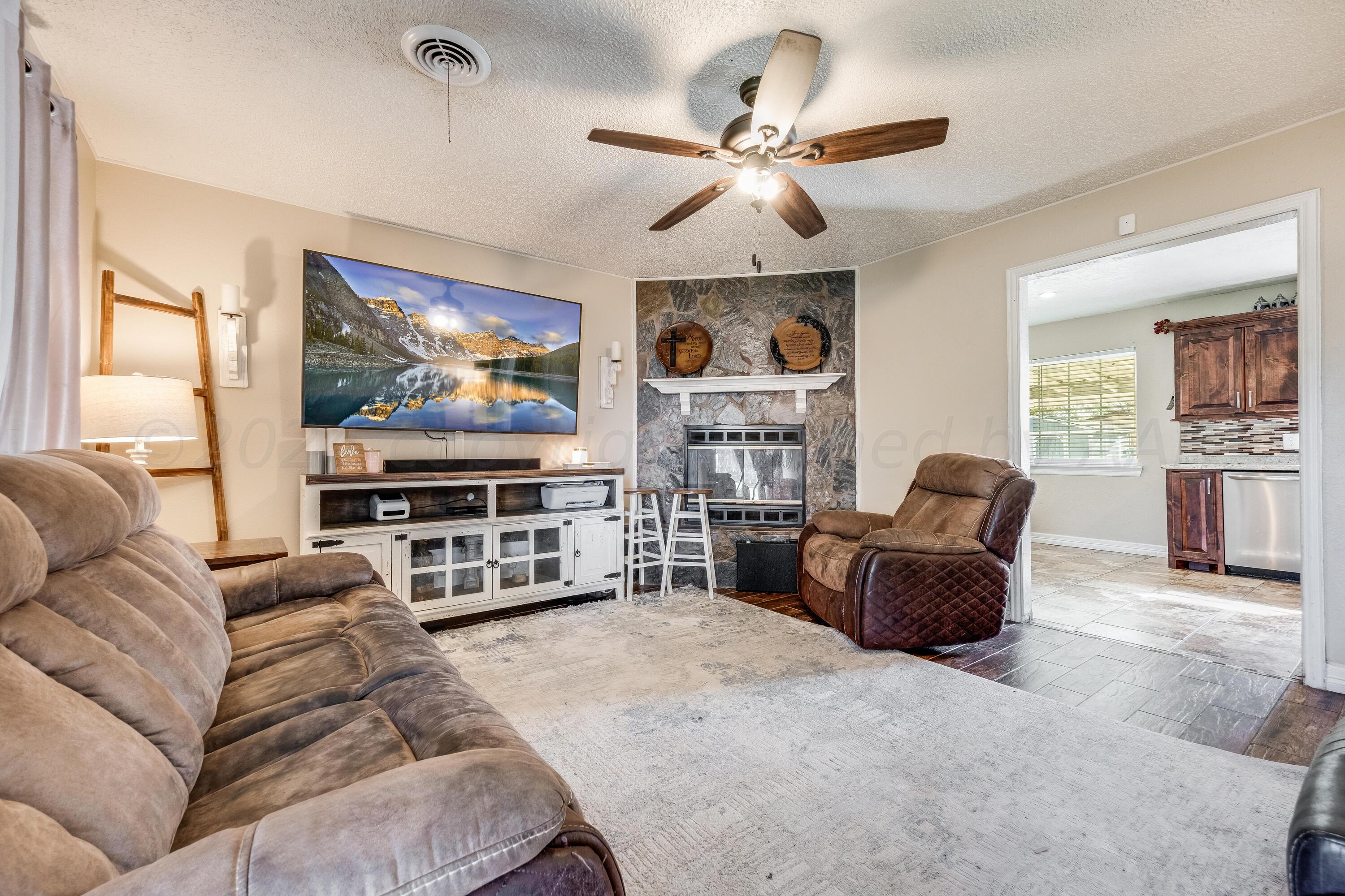 434 Ranger Street Hereford, TX 79045 - Photo 2 of 26 Living Room - 4