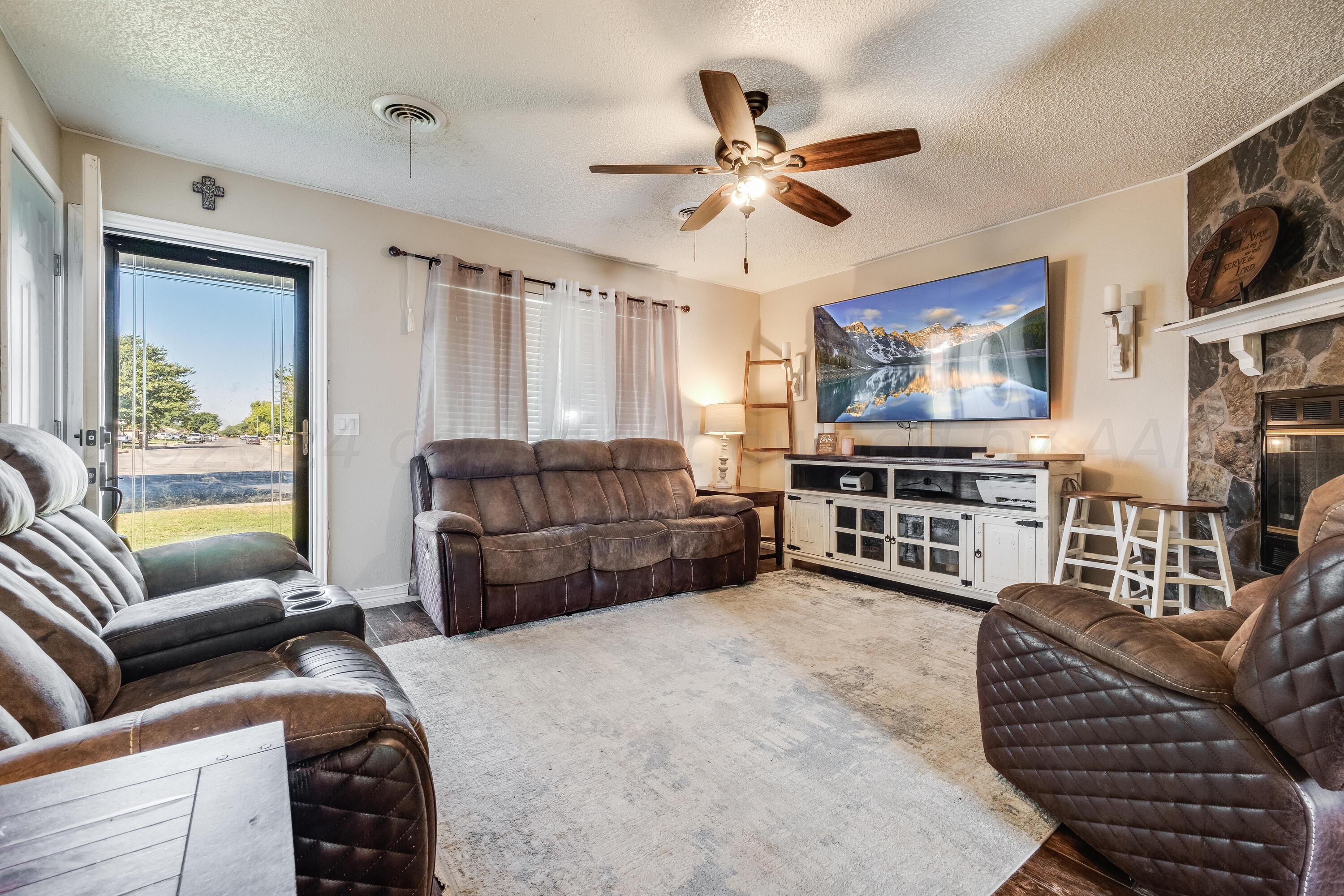 434 Ranger Street Hereford, TX 79045 - Photo 5 of 26 Living Room - 1