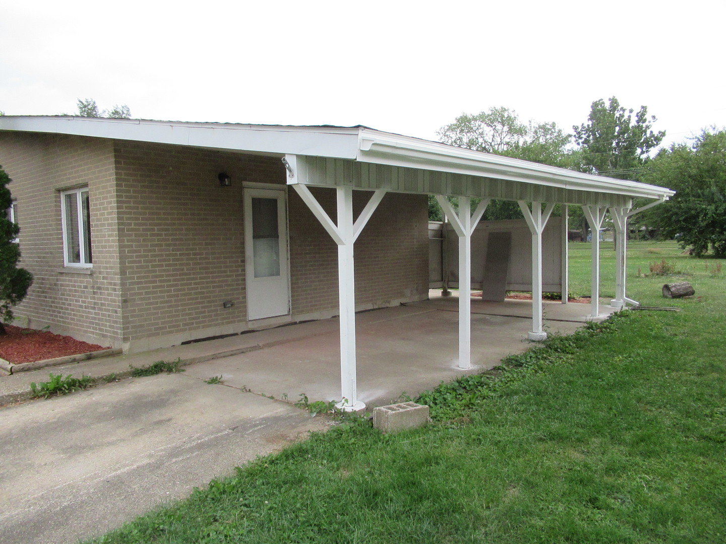 1563 South Pointe Drive Rantoul, IL 61866 - Photo 2 of 15 a view of a house with yard