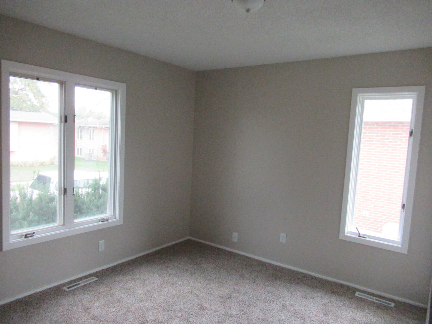 1563 South Pointe Drive Rantoul, IL 61866 - Photo 12 of 15 an empty room with a window